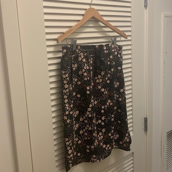 black pencil skirt with light pink flowers. Drawstring & small slits on the side - Picture 1 of 4
